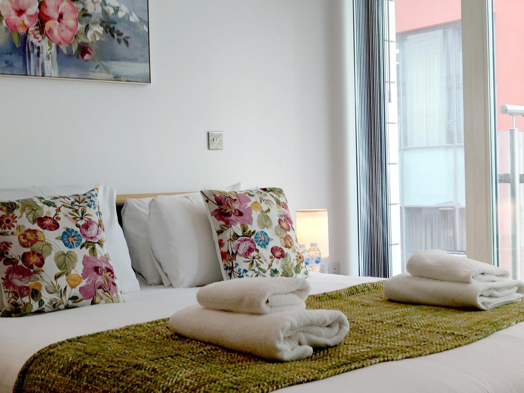 Fully Serviced Two Bed Apartment By Excel & O2 Londen Buitenkant foto